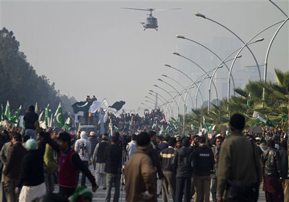 A Pakistani army helicopter monitors supporters of Pakistan Sunni Muslim cleric Tahir-ul-Qadri holding an anti-government rally in Islamabad, Pakistan, Tuesday, Jan. 15, 2013.(AP Photo)