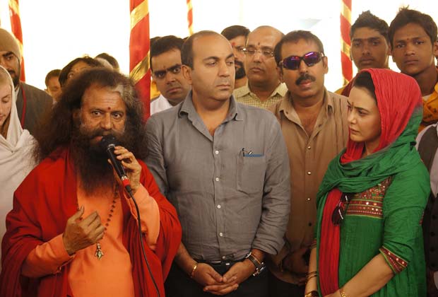 Bollywood actor Preity Zinta took a holy dip on the occasion of Mauni Amavasya at the Kumbh Mela.