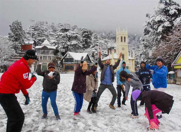 Fog and snowfall grips India