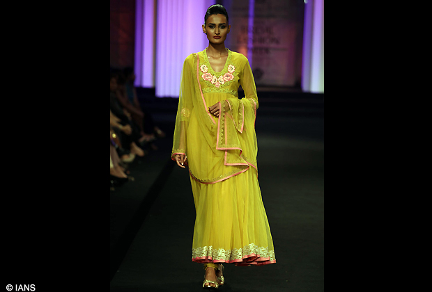 A Model walks on the ramp for designer Pallavi Jaikishan at India Bridal Fashion Week day 5 in Mumbai. (Photo IANS)