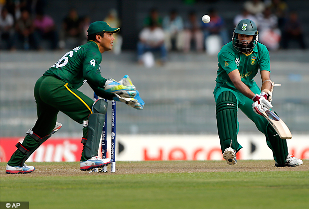 Pakistan's wicketkeeper Kamran Akmal, left, unsuccessfully attempts to take a stumping to dismiss South Africa's batsman Hashim Amla, right, during their ICC Twenty20 Cricket World Cup Super Eight match in Colombo, Sri Lanka, Friday, Sept. 28, 2012 . (AP Photo)