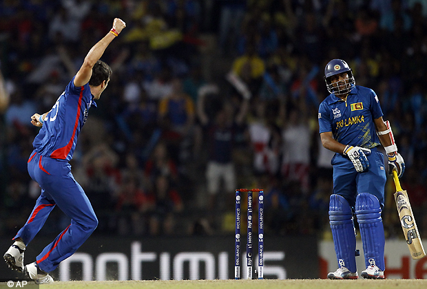 England's bowler Steven Finn, left, celebrates the dismissal of Sri Lanka's batsman Tillakaratne Dilshan, right, during the ICC Twenty20 Cricket World Cup Super Eight match in Pallekele, Sri Lanka, Monday, Oct. 1, 2012. (AP Photo/Aijaz Rahi)