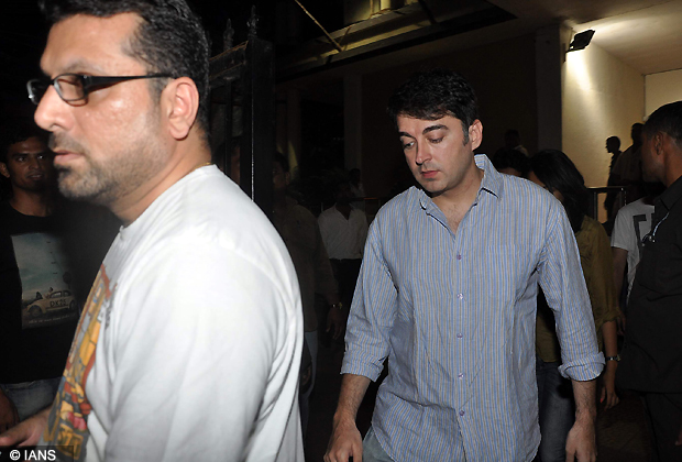 Bollywood Actor/Director Jugal Hansraj arrives for condolences at director Yash Chopra's death in Mumbai. (Photo IANS)