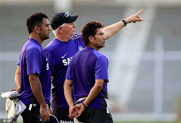 Coach Duncan Fletcher, center, speaks with captain Mahendra Singh Dhoni, left, and Sachin Tendulkar during a cricket practice session in Mumbai, Nov. 9, 2012. (AP Photo)