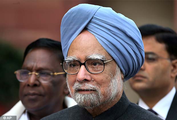 Prime Minister Manmohan Singh addresses the media on the opening day of the winter session of the parliament in New Delhi, Nov. 22, 2012. (AP Photo)