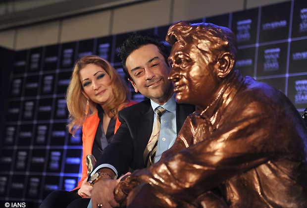 Singer Adnan Sami with wife Roya Fariyabi at the unveiling of brass statue of Dev Anand on his first death anniversary, a tribute by UTV 'Walk of the Stars' at Hotel JW Marriott in Juhu, Mumbai. (Photo IANS)