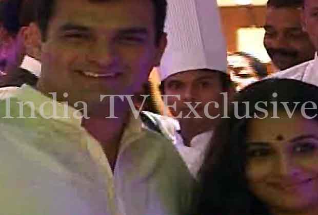 Vidya Balan and her beau Siddharth Roy Kapur greeting the photographers post their pre wedding dinner!