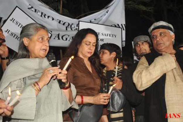 Deepika Padukone, Ranveer Singh, Shabana Azmi at silent candle march protest rally against death of Delhi Rape Victim in Mumbai. (Photo IANS)