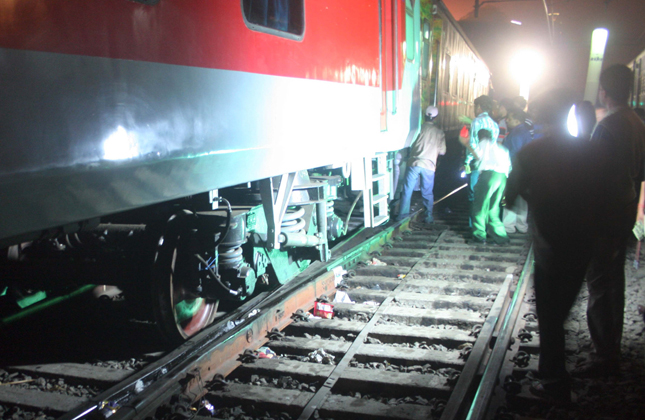 A express train derail from track while on the way to the yard near Lower Parel at night in Mumbai on Feb. . (Photo Sandeep Mahankal/IANS)