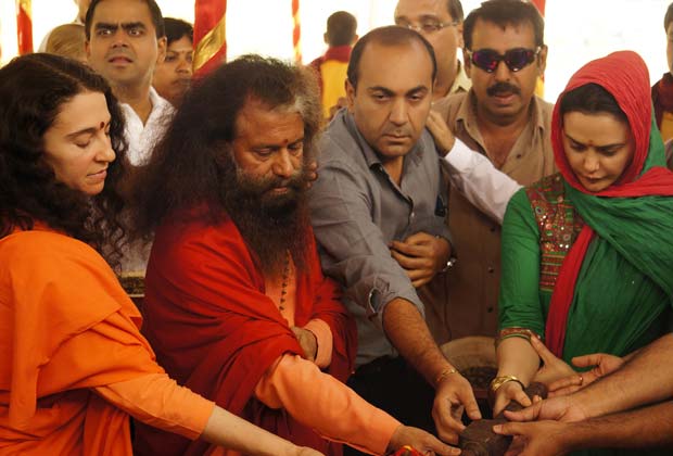 Bollywood actor Preity Zinta took a holy dip on the occasion of Mauni Amavasya at the Kumbh Mela.