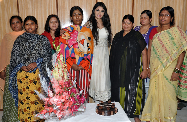 Bollywood actress Sherlyn Chopras celebrates her birthday with the sex workers at Kamathipura, Mumbai. (Photo IANS)