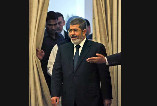 Egyptian President Mohammed Morsi arrives for a signing of agreements ceremony in New Delhi, India , Tuesday, March 19, 2013(AP Photo)