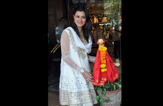 Bollywood actress Sayali Bhagat launches Temple Jewellery Gudi Padwa special collection in Mumbai on Tuesday, April 9, 2013. (Photo IANS)