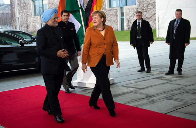 German Chancellor Angela Merkel (R) and Indian Prime Minister Manmohan Singh (L) posing during the welcome ceremony in front of the residency of the German Chancellor (Bundeskanzleramt) in Berlin, Germany, 10th April 2013. The consultation between the Indian and German Governments will start from Thursday (11th April 2013). Photo Maja Hitij/dapd