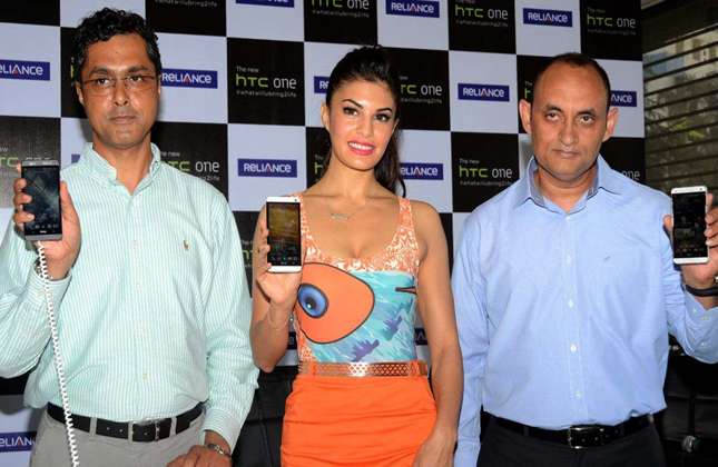 (L to R) Nilanjan Mukherjee, Chief Revenue Officer, RCOM with Jacqueline Fernandez and Faisal Siddiqui, Country Head, HTC India for the launch of HTC one at Reliance Web World in Mumbai on Tuesday 28th May 2013. (Photo IANS)