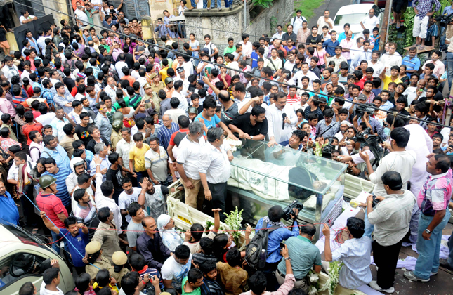 People take part in funeral procession of eminent director Rituparno Ghosh who died due to cardiac failure in Kolkata on May 30, 2013. (Photo IANS)