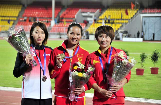 PUNE (India), July 5, 2013 Athletics Track and Field Championships Wei Yongli meter women win July 4, Chinese players Wei Yongli (middle) won the gold medal with Japan's Chisato Fukushima after (left) and teammate Tao Yujia photo. Day, in Pune, India at the 20th Asian Athletics Championships women's 100 meters race, Wei Yongli 29 to 11 seconds to score to win the championship. IANS Photo