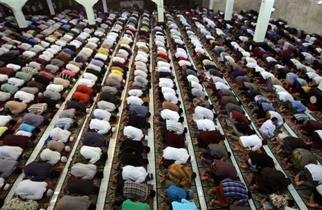 Muslims Getting Rashan Muslim world observes Ramadan - India TV News