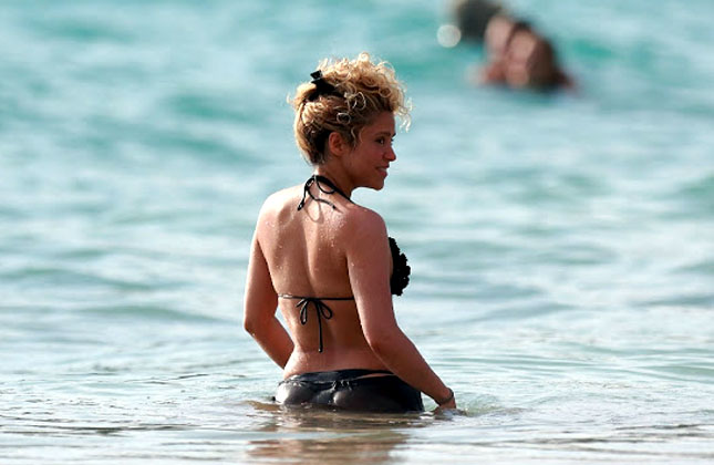 International Singer Shakira with her boyfriend Genard Pique at Hawaii Beach, enjoying her holidays.