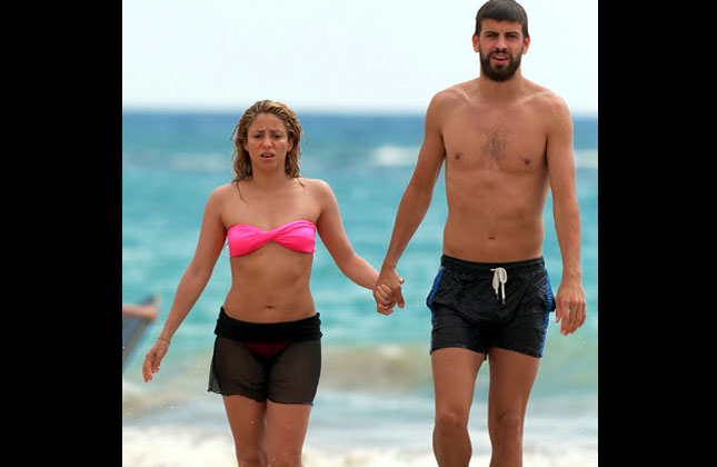 Shakira with her boyfriend Genard Pique enjoying holidays on Hawaii Beach.