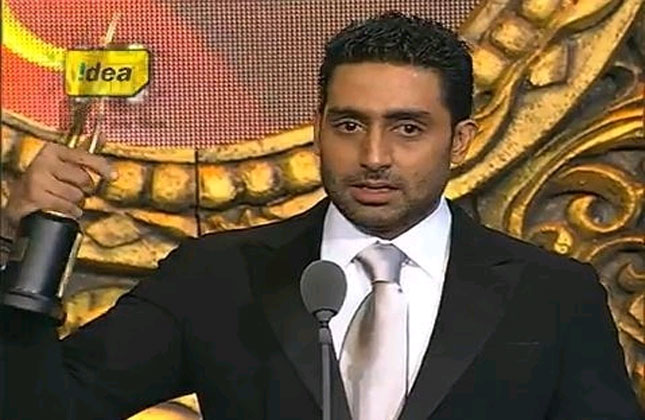 Abhishek weeps as he receives an award for his role in Guru.