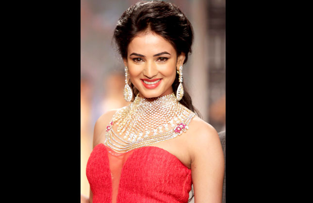 Bollywood actress Sonal Chauhan displays the Jewels collection during the India International Jewellery Week (IIJW) in Mumbai on 7th August 2013.(Photo Vinod Singh)