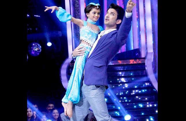 Sushant Singh Rajput on the sets of Jhalak Dhikhla Ja, matches steps with one of the contestants of the show.