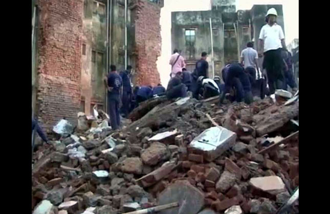 Local rescuers found five bodies and sent two injured persons to Sayaji Hospital this morning, with 25 to 30 persons feared trapped inside the rubble, as two multi storeyed buildings collapsed in Vadodara.