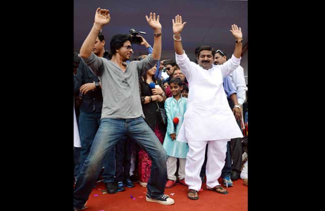 Superstar Shah Rukh Khan at a Dahi Handi festival orgsnised by Maharashtra Navnirmsn Sena MLA Ram Kadam in Mumbsi on August 29, 2013. (Photo IANS)