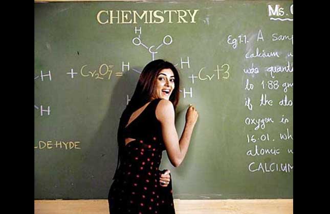 Here are few amazing actors who played the characters of teachers in movies. Super hot Sushmita Sen acted as a Chemistry teacher in Main Hoon Na.