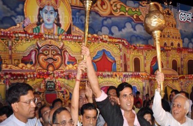 Akshay Kumar attended Lav Kush Ramlila in Delhi on Dusherra.