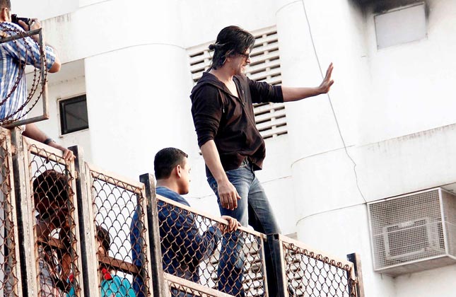 Bollywood superstar Shah Rukh Khan, who turned 48 on November 2, celebrated his birthday with fans outside his residence Mannat. SRK was very happy to see hundreds of fans like every year, gathered outside Mannat to wish the actor on his birthday. (Photo Vinod Singh)