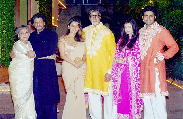 Whoa...this one is an epic moment when king khan was snapped with the complete Bachchan family at the Bachchan's Diwali bash. (Photo Vinod Singh)