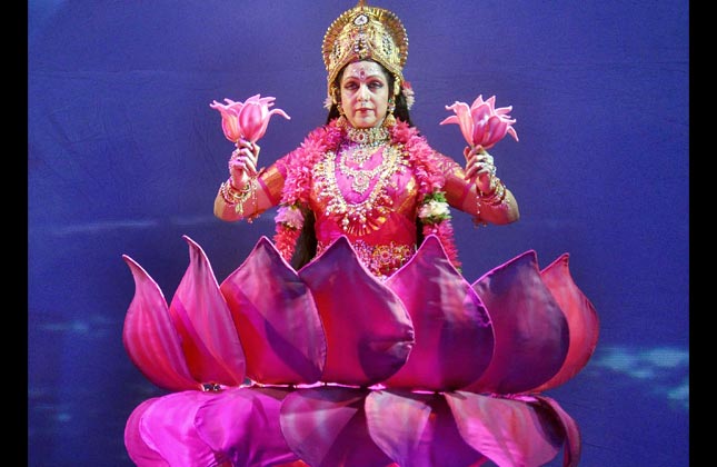 krassen Verzwakken Melancholie Hema Malini pays musical tribute to Goddess Kali