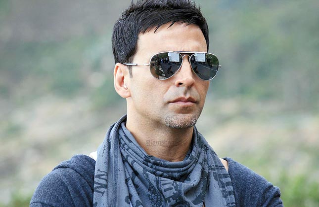 Akshay Kumar This year itself, Akshay received a call from one of the person of Ravi Pujari gang. He threatned to kill the star.