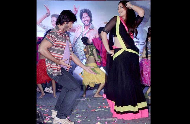Sonakshi Sinha along with Shaid Kapoor launched the music of their upcoming movie 'R..Rajkumar'.(Photo Vinod Singh)