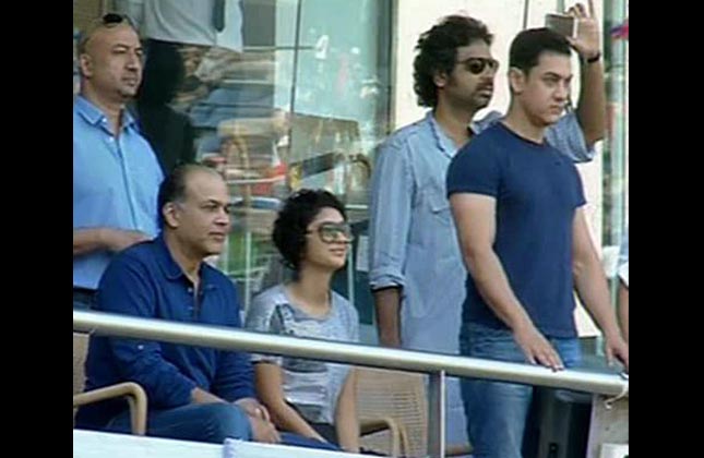 Well...Now, when the God of cricket has announced his retirement, even celebs from Bollywood and the cricket stars had come to see the last test match of Sachin. This is superstar Aamir Khan with wife Kiran Rao and director Ashutosh Gowarikar was cheering Sachin from the stands.