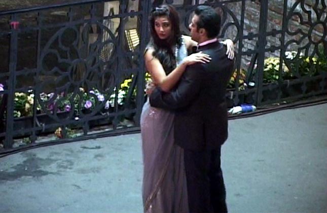 Superstar Salman Khan romances Daisy Shah her new co star while shooting for her upcoming movie 'Jai Ho' in Romania.