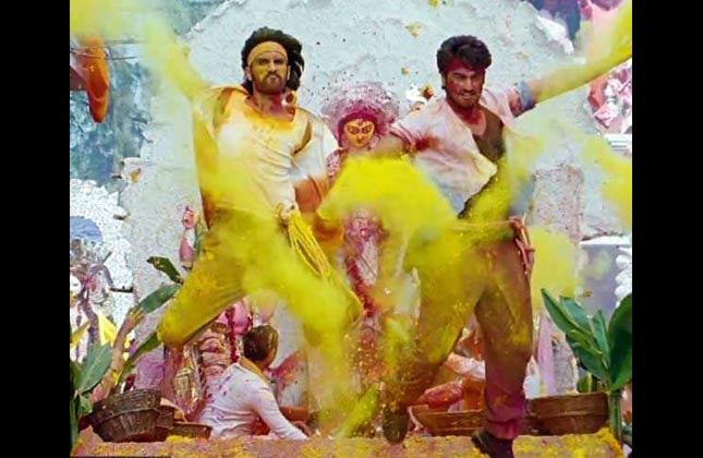 Without taking any break after 'Ramleela' Ranveer Singh, Priyanka Chopra along with Arjun Kapoor are back with 'Gunday'.
