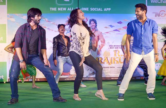 Bollywood actors Shahid Kapoor, Sonakshi Sinha shook their booty with their director Prabhu Deva at a stage show where they had reachjed to promote their upcoming movie 'R...Rajkumar'. (Photo Vinod Singh)