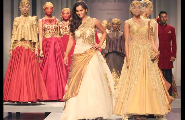 Tennis star Sania Mirza flaunted her bridal avtar in Shantanu and Nikhil's show at the Aamby Valley India Bridal Week.(Photo Vinod Singh)