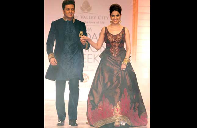 Bollywood couple Riteish Deshmukh Genelia D'Souza turned ramp models for designer Neeta Lulla at the Aamby Valley India Bridal Week 2013, in Mumbai.(Photo Vinod Singh)