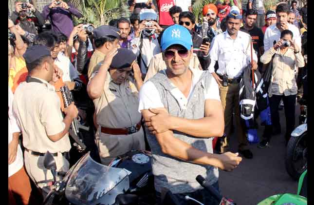 Bollywood actor Akshay Kumar participated in a rally organized by Mumbai Traffic Police.(Photo Vinod Singh)