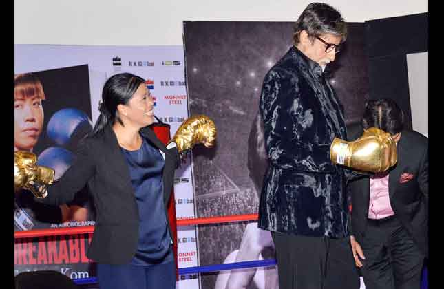 Bollywood superstar Amitabh Bachchan unveiled the autobiography of boxing legend Mary Kom, 'Unbreakable'. (Photo Vinod Singh)