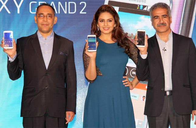 Bollywood actress Huma Qureshi is frequently being spotted at various events for promotions of her upcoming movie 'Dedh Ishqiya'. On Tuesday she was spotted at the launch event of new Galaxy smartphone. (Photo Vinod Singh)