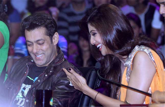 Salman dances with her 'Jai Ho' actress Daisy Shah on sets of Nach Balliye