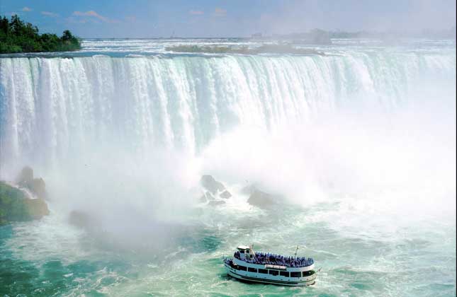 The very famous Niagara falls of Canada is a dream destination where everyone would like to go and have that lively experience with their own eyes. Water falling from an ultimate height with an unimaginable intensity.