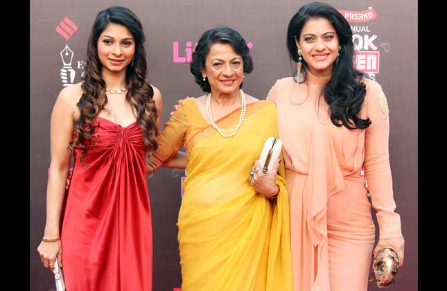 The best time for stars is at the award function when they see their Bollywood friends after long time and most importantly the best talents amongst them are felicitated with awards. Here is an epic moment for veteran actress Tanuja who was also awarded for her contributions to the Bollywood industry. She shares her joy with her daughters Kajol and Tanisha Mukherjee.