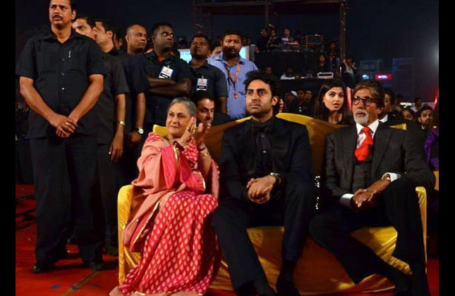 The living love saga of Amitabh Bachchan and Jaya Bachchan is known and seen by all. The couple does not believe is displaying their love publically.