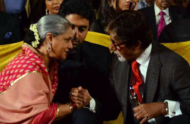 People saw Jaya Bachchan kissing Amitabh live in presence of thousands of people.